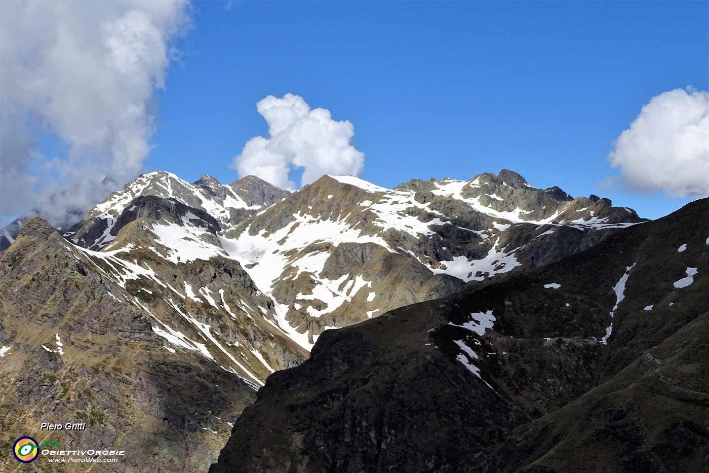 55 Vista verso la zona del Benigni-Cima Valpianella ed oltre.JPG